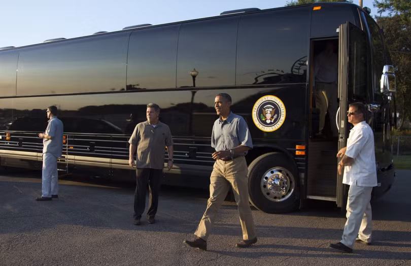 Video: Cận cảnh xe buýt bọc thép của Tổng thống Obama ảnh 5 Video: Cận cảnh xe buýt bọc thép của Tổng thống Obama ảnh 5