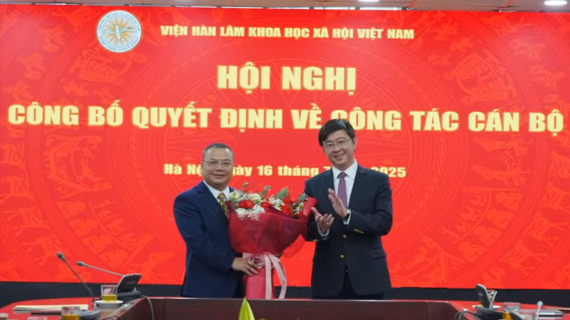 951_bui hoang phuong tang hoa.jpg
