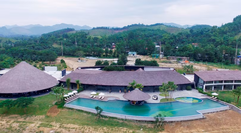 Toàn cảnh khu nghỉ dưỡng Kim Bôi có bể nơi nước khoáng tự nhiên