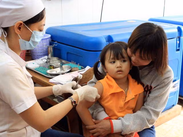 Theo ước tính, chỉ riêng tại Hà Nội, việc áp dụng hệ thống quản lý thông tin tiêm chủng quốc gia đã giúp Hà Nội tiết kiệm được hơn 13.000 ngày công và hơn 2 tỷ đồng/năm.