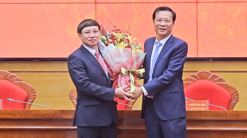 Ông Nguyễn Văn Đọc chúc mừng Nguyễn Văn Đọc chúc mừng ông Nguyễn Xuân Ký (trái) được bầu làm Bí thư Tỉnh ủy Quảng Ninh.