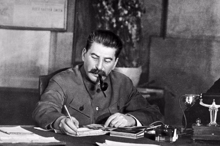 Iosif Vissarionovich Stalin là một nhà cách mạng người Georgia, chính trị gia, lãnh đạo tối cao của Liên bang Xô Viết. Người góp công rất lớn biến Liên Xô thành một cường quốc hàng đầu trên thế giới. Iosif Vissarionovich Stalin là một nhà cách mạng người Georgia, chính trị gia, lãnh đạo tối cao của Liên bang Xô Viết. Người góp công rất lớn biến Liên Xô thành một cường quốc hàng đầu trên thế giới.