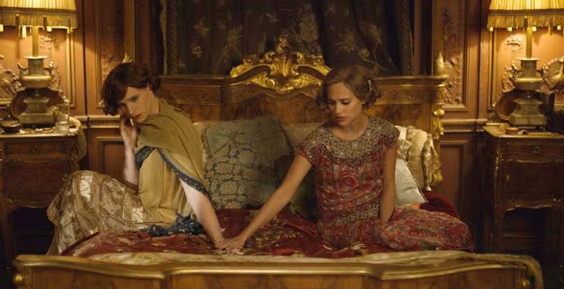 Gerda - người vợ bản lĩnh chấp nhận giúp đỡ chồng mình - Einer mà cũng là Lili - từng bước trên hành trình đi tìm bản nguyên giới tính.
