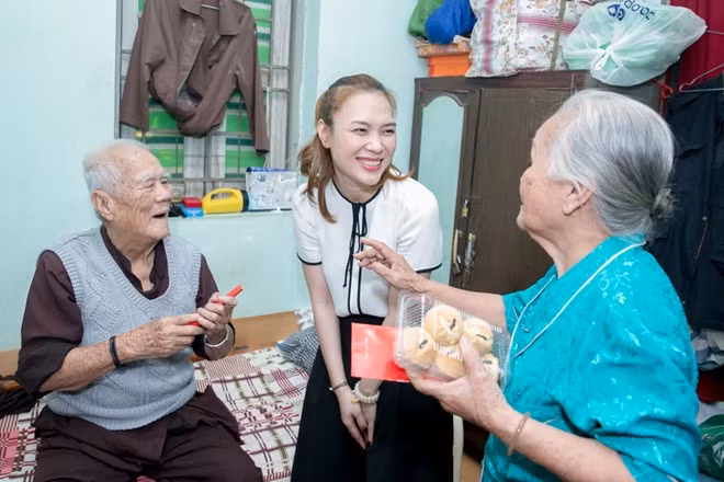 Nữ ca sĩ chia sẻ: “Điều hạnh phúc của con là mỗi năm khi quay trở lại đây đều được nhìn thấy gương mặt của các cô, các chú rạng rỡ, vui vẻ”. Lần thứ 4 đến thăm viện dưỡng lão, Mỹ Tâm và các cụ ông cụ bà gần như đã quá thân quen, không còn bất cứ khoảng cách nào.