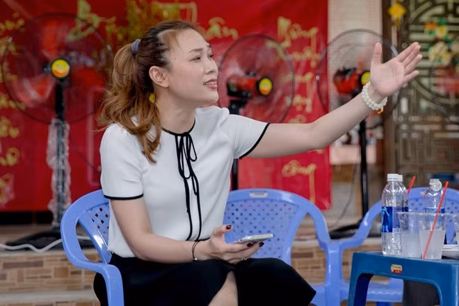 Không chỉ dành tặng những phong bao lì xì đỏ thắm mừng tuổi các cụ, Mỹ Tâm còn phục vụ văn nghệ từ cải lương, nhạc bolero, đến ngâm thơ khiến không gian tràn ngập tiếng cười.