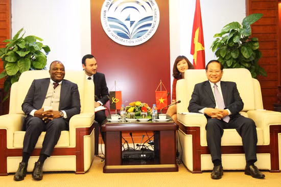 Bộ trưởng Trương Minh Tuấn tiếp Bộ trưởng Bộ Viễn thông và CNTT Angola José Cavarlho de Rocha.