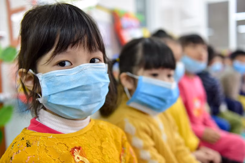 Hình ảnh học sinh tiểu học Hà Nội đeo khẩu trang trong lớp khiến nhiều người lo lắng. Ảnh; Báo Dân Trí