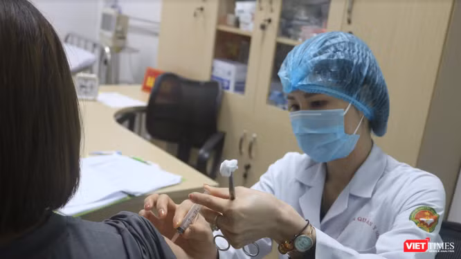 Nhân viên y tế tiêm vaccine phòng COVID-19 cho người dân Nhân viên y tế tiêm vaccine phòng COVID-19 cho người dân