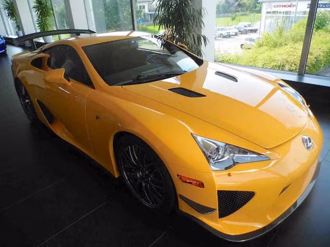 Một chiếc LFA Nurburgring có giá đắt hơn LFA thường 70.000 USD, với mức giá khởi điểm 445.000 USD (tương đương 9,92 tỷ đồng). Tuy nhiên, chiếc LFA Nurburgring mà các bạn đang được thấy ở đây đang được rao bán với giá lên tới 6,43 triệu Euro ở Đức (tương đương 159 tỷ đồng).