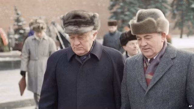 Ngoại trưởng Liên Xô Eduard Shevardnadze (trái) và M. Gorbachov. Ngoại trưởng Liên Xô Eduard Shevardnadze (trái) và M. Gorbachov.
