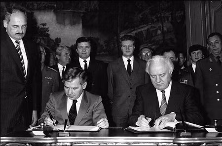 Ngoại trưởng Hungary Horn Gyula (trái) và người đồng nhiệm Liên Xô Eduard Shevardnadze ký hiệp định rút hoàn toàn các đơn vị quân đội Xô-viết đồn trú “tạm thời” tại Hungary từ năm 1945 (Moscow, tháng 5-1990) Ngoại trưởng Hungary Horn Gyula (trái) và người đồng nhiệm Liên Xô Eduard Shevardnadze ký hiệp định rút hoàn toàn các đơn vị quân đội Xô-viết đồn trú “tạm thời” tại Hungary từ năm 1945 (Moscow, tháng 5-1990)