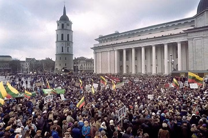 Người dân Litva (nước thành viên của Liên Xô) tụ tập ở thủ đô Vilnius vào ngày 12/1/1990 để đòi tách khỏi Liên Xô. Litva là nước cộng hòa Xô viết đầu tiên tuyên bố độc lập. Ảnh: Getty. Người dân Litva (nước thành viên của Liên Xô) tụ tập ở thủ đô Vilnius vào ngày 12/1/1990 để đòi tách khỏi Liên Xô. Litva là nước cộng hòa Xô viết đầu tiên tuyên bố độc lập. Ảnh: Getty.