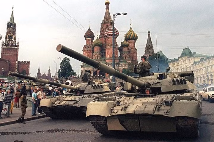 Xe tăng Liên Xô đỗ gần một lối vào điện Kremlin trên quảng trường Đỏ sau khi xảy ra vụ đảo chính nhằm lật đổ Tổng thống Gorbachev vào ngày 19/8/1991. Cuộc đảo chính vấp phải sự kháng cự của Boris Yeltsin, khi đó là lãnh đạo của nước cộng hòa Xô viết Nga. Ảnh: AFP. Xe tăng Liên Xô đỗ gần một lối vào điện Kremlin trên quảng trường Đỏ sau khi xảy ra vụ đảo chính nhằm lật đổ Tổng thống Gorbachev vào ngày 19/8/1991. Cuộc đảo chính vấp phải sự kháng cự của Boris Yeltsin, khi đó là lãnh đạo của nước cộng hòa Xô viết Nga. Ảnh: AFP.