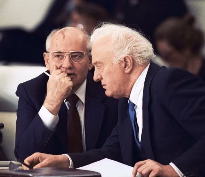 Shevardnadze (phải) và Gorbachov Shevardnadze (phải) và Gorbachov