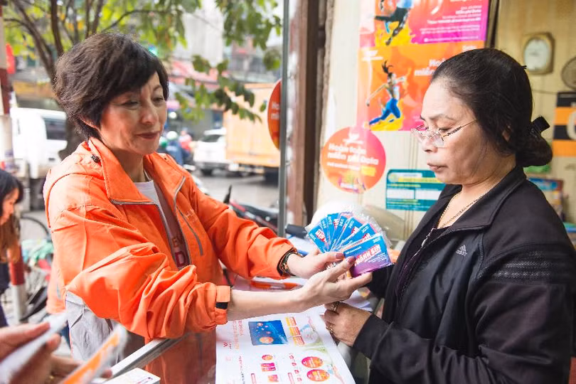 Bà Elizabete Fong, TGĐ Vietnamobile nhiệt tình giới thiệu Thánh SIM đến các nhà bán lẻ ở Hà Nội.
