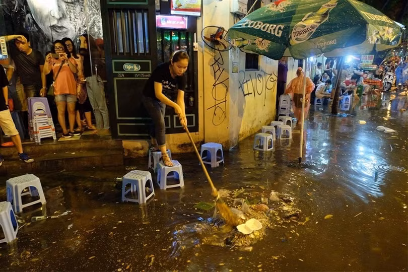 Phố đi bộ quanh Hồ Gươm ngập nước và rác ảnh 2 Phố đi bộ quanh Hồ Gươm ngập nước và rác ảnh 2