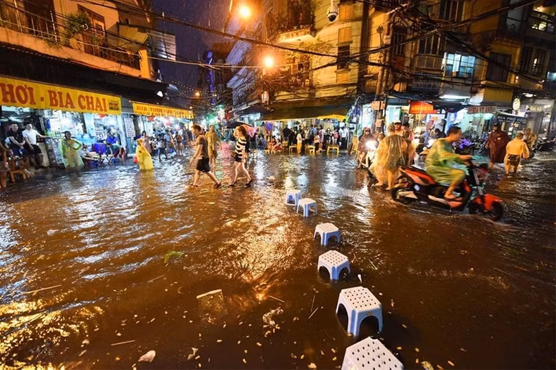 Phố đi bộ quanh Hồ Gươm ngập nước và rác ảnh 5 Phố đi bộ quanh Hồ Gươm ngập nước và rác ảnh 5