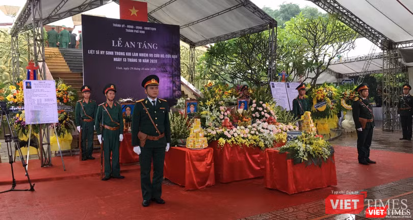 Lễ an táng diễn ra theo nghi thức của quân đội, với không khí trang nghiêm. Lễ an táng diễn ra theo nghi thức của quân đội, với không khí trang nghiêm.