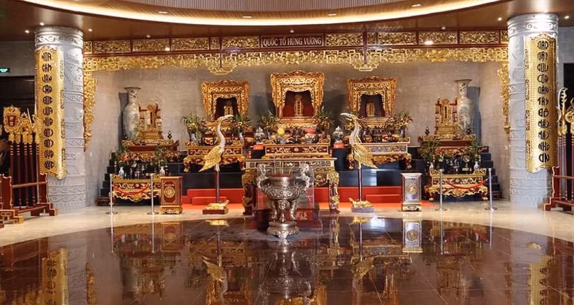Trung tâm không gian thờ tự tại Đền chính là ngai thờ Quốc Tổ Hùng Vương, hai bên là ngai thờ Tổ phụ Lạc Long Quân và Tổ mẫu Âu Cơ, kế đến là hai bàn thờ Lạc hầu và Lạc tướng.