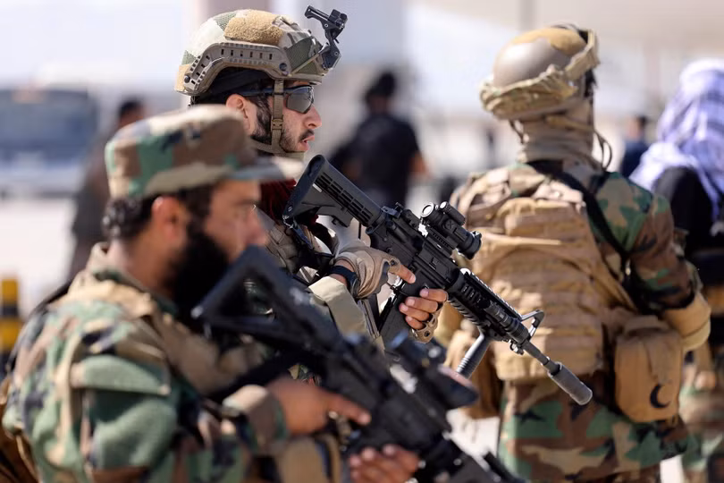 Các thành viên Taliban canh gác tại sân bay ở thủ đô Kabul ngày 14/9 (Ảnh: AFP)