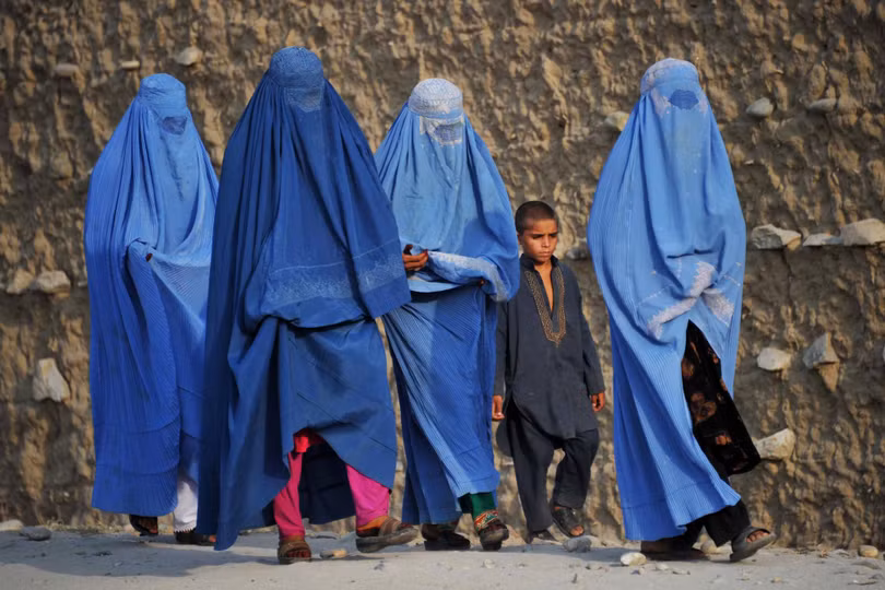 Khăn Burqa vốn là vật dụng không thể thiếu với mọi phụ nữ Afghanistan khi lực lượng Taliban kiểm soát đất nước