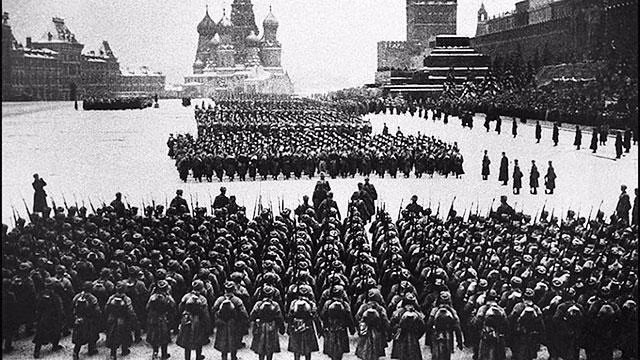 Toàn cảnh cuộc diễu binh trên Quảng trường Đỏ ngày 7-11-1941. Ảnh: PRAVOSLAVIE.RU Toàn cảnh cuộc diễu binh trên Quảng trường Đỏ ngày 7-11-1941. Ảnh: PRAVOSLAVIE.RU