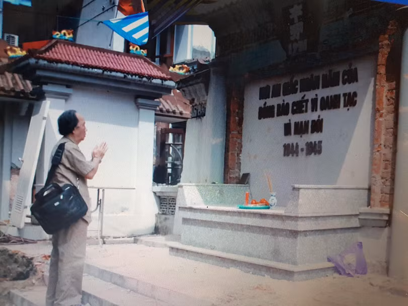 PGS Hà Đình Đức dâng hương khu tưởng niệm- Ảnh XB