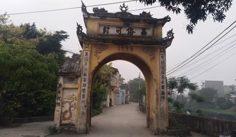 Cổng làng Khúc Thủy - ngôi làng nhỏ từ hơn ngàn năm trước là Trang Khúc Thủy với dinh thự của vua, quan và từng là ngôi làng giàu có một thời.