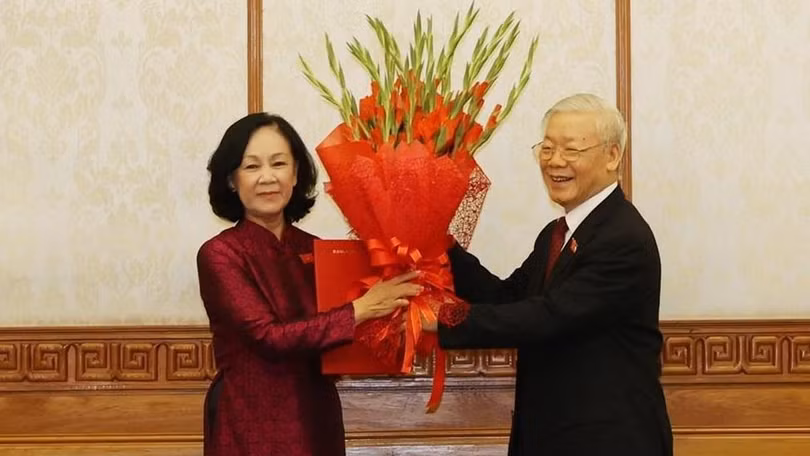 Tổng Bí thư Nguyễn Phú Trọng trao Quyết định của Bộ Chính trị phân công bà Trương Thị Mai giữ chức Trưởng ban Tổ chức Trung ương. 