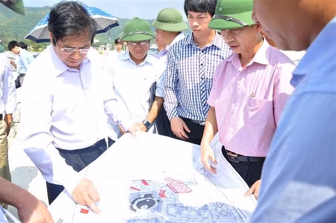 Ông Phạm Minh Chính đi kiểm tra dự án Vân Đồn (vào năm 2014). Ông Phạm Minh Chính đi kiểm tra dự án Vân Đồn (vào năm 2014).