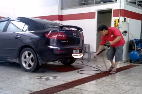 Một chiếc xe được chăm sóc tại garage tư nhân trong mùa nóng