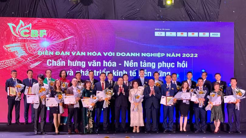 Phó Chủ tịch Thường trực Quốc hội Trần Thanh Mẫn và Bộ trưởng Bộ Văn hoá - Thể thao và Du lịch Nguyễn Văn Hùng trao chứng nhận cho 24 doanh nghiệp đạt chuẩn Văn hoá kinh doanh Việt Nam. Phó Chủ tịch Thường trực Quốc hội Trần Thanh Mẫn và Bộ trưởng Bộ Văn hoá - Thể thao và Du lịch Nguyễn Văn Hùng trao chứng nhận cho 24 doanh nghiệp đạt chuẩn Văn hoá kinh doanh Việt Nam.