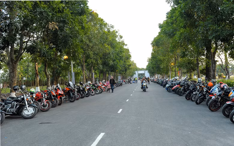 Choáng trước dàn mô-tô “khủng” tụ họp tại Hà Nội ảnh 2 Choáng trước dàn mô-tô “khủng” tụ họp tại Hà Nội ảnh 2