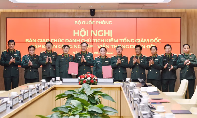 Thượng tướng Vũ Hải Sản, Thứ trưởng Bộ Quốc phòng, chủ trì lễ bàn giao chức danh và nhiệm vụ Chủ tịch, Tổng Giám đốc Tập đoàn Viettel.