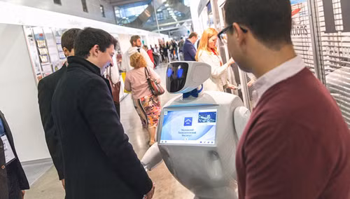 Robot hướng dẫn viên du lịch.