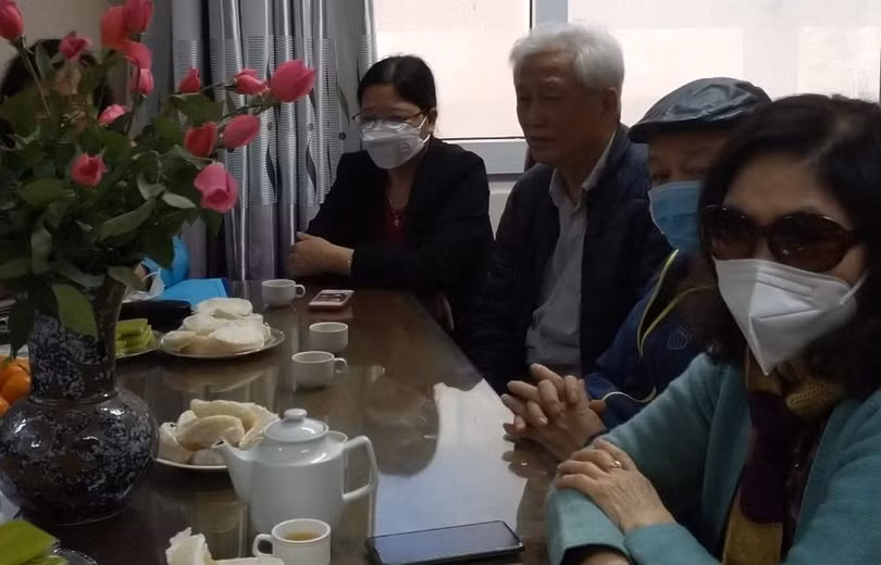 Ông Tạ Đình Thính (tóc trắng) - người gọi cụ Tạ Đình Đề là chú họ.