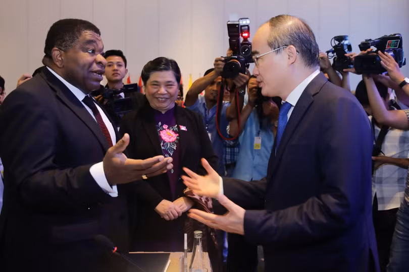 Bí thư Thành ủy TPHCM trao đổi với Tổng Thư ký IPU Martin Chungong. Ảnh: VGP Bí thư Thành ủy TPHCM trao đổi với Tổng Thư ký IPU Martin Chungong. Ảnh: VGP