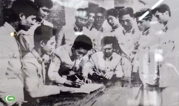 Chùm ảnh đẹp: Chiến sĩ Công an Nhân dân Việt Nam trong lòng dân ảnh 34 Chùm ảnh đẹp: Chiến sĩ Công an Nhân dân Việt Nam trong lòng dân ảnh 34