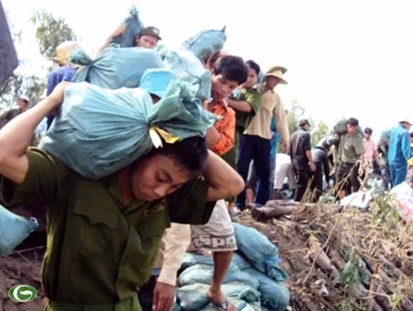 Chùm ảnh đẹp: Chiến sĩ Công an Nhân dân Việt Nam trong lòng dân ảnh 17 Chùm ảnh đẹp: Chiến sĩ Công an Nhân dân Việt Nam trong lòng dân ảnh 17