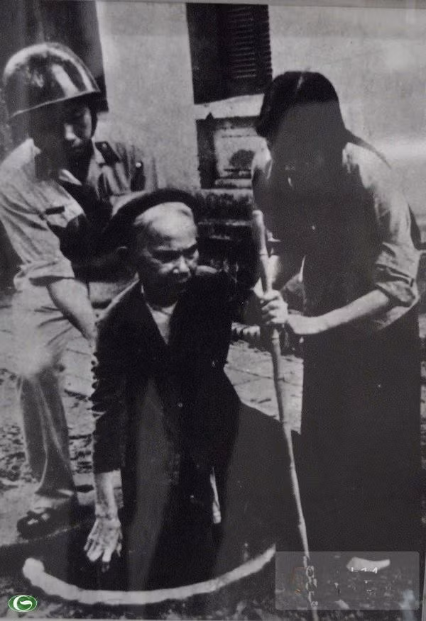 Chùm ảnh đẹp: Chiến sĩ Công an Nhân dân Việt Nam trong lòng dân ảnh 35 Chùm ảnh đẹp: Chiến sĩ Công an Nhân dân Việt Nam trong lòng dân ảnh 35
