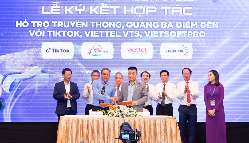TikTok và Sở Du lịch Thừa Thiên Huế thực hiện ký kết.