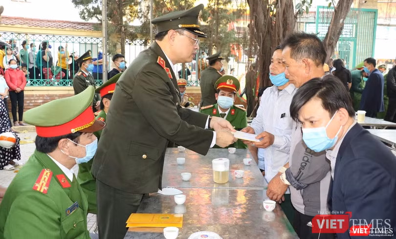 Thiếu tướng Trần Phú Hà - Giám đốc Công an tỉnh - trao một phần tiền hỗ trợ cho gia đình Thiếu tá Vi Văn Luân. Thiếu tướng Trần Phú Hà - Giám đốc Công an tỉnh - trao một phần tiền hỗ trợ cho gia đình Thiếu tá Vi Văn Luân.