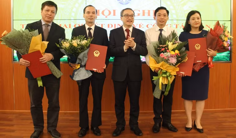 Thứ trưởng Phan Tâm trao quyết định cho các cán bộ. Ảnh MIC