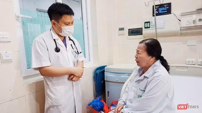 Bác sĩ thăm khám cho bệnh nhân. Bác sĩ thăm khám cho bệnh nhân.