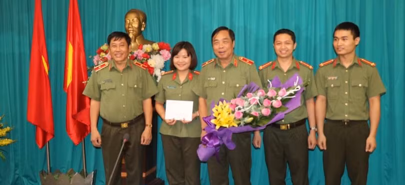Tướng Long với các thế hệ học trò.