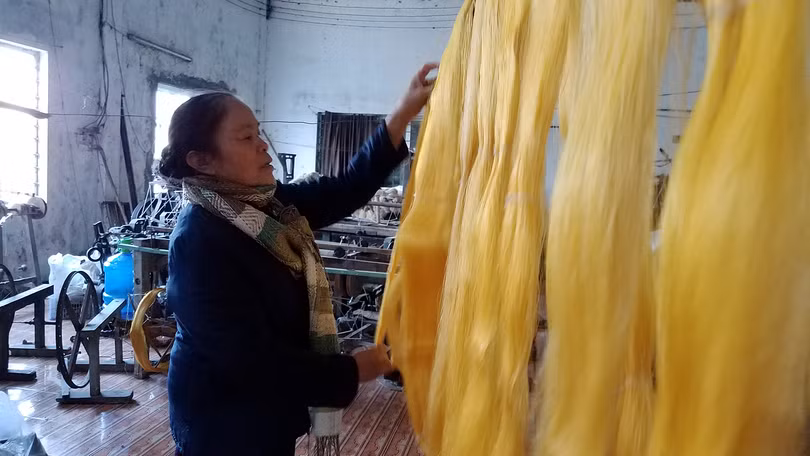 Những sản phẩm tơ tằm do tằm tự dệt của NNƯT Phan Thị Thuận. Ảnh: Thục Nhi.