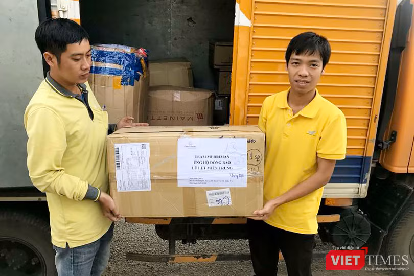 Cán bộ Vietam Post chuyển phát hàng cứu trợ cho đồng bào vùng lũ. Cán bộ Vietam Post chuyển phát hàng cứu trợ cho đồng bào vùng lũ.