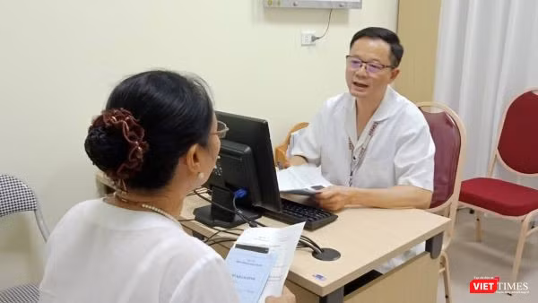 PGS.TS. Đỗ Trường Thành - Trưởng khoa Phẫu thuật tiết niệu, Bệnh viện Hữu nghị Việt Đức khám cho bệnh nhân.