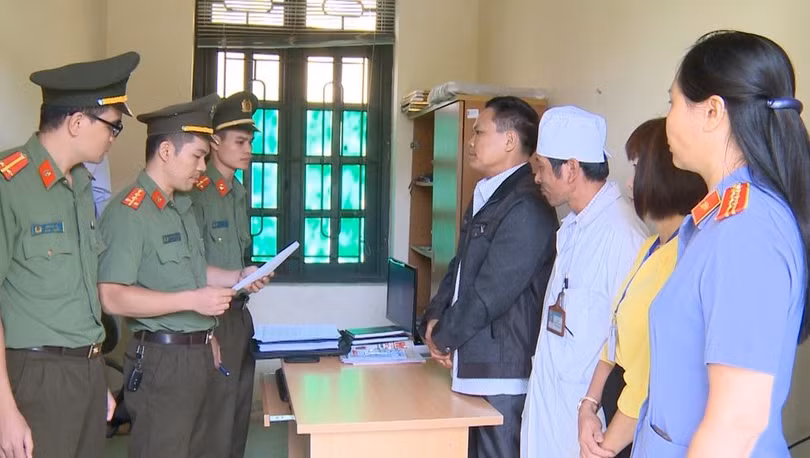 Công an Thanh Hóa thi hành lệnh bắt tạm giam các bị can.