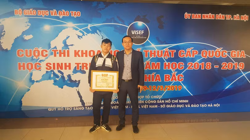 Thầy trò trường THPT Lê Lợi – Hà Đông trong cuộc thi Nghiên cứu khoa học kĩ thuật. Học sinh Phạm Quang Hưng đạt giải Ba toàn quốc.